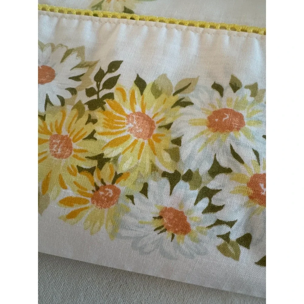 Vintage Pequot Twin Flat Sheet White Yellow Daisy  Floral No Iron Muslin